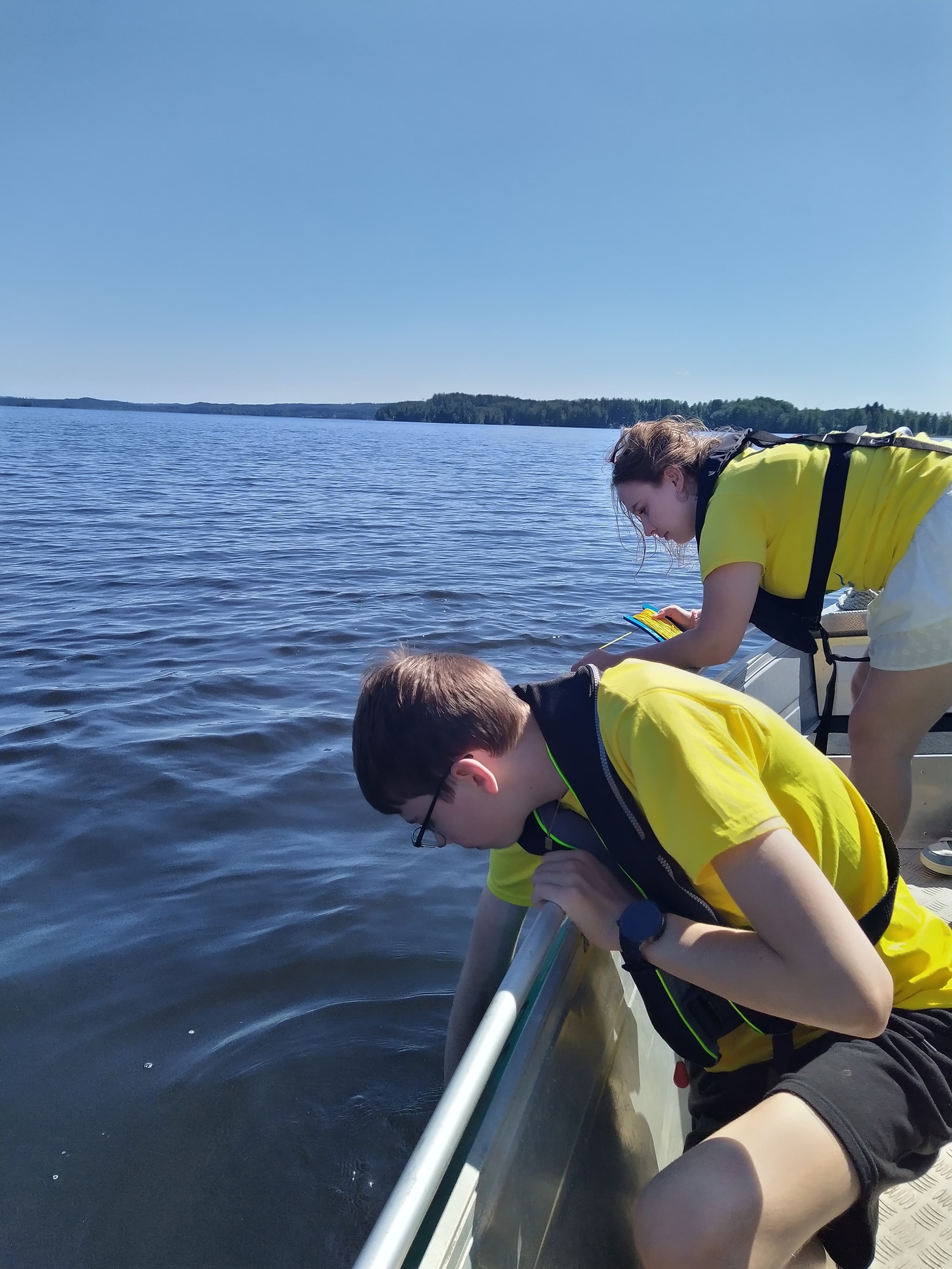 Kerttu ja Veeti mittaavat näkösyvyyttä